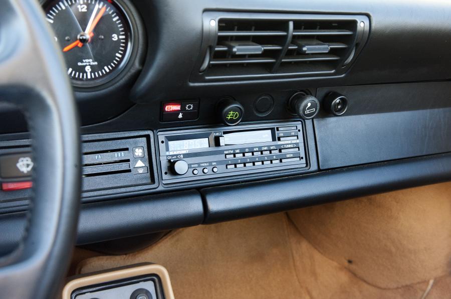Детали интерьера Porsche 911 Carrera Speedster (911) 1989 года  (фото 50 из 59)